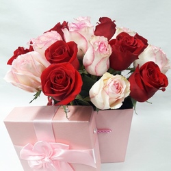 Цветочная композиция в квадратной коробке из роз
